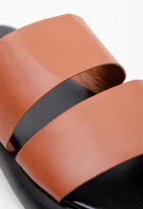 Sandalia color marrón claro de símil cuero con doble cinta ancha y plataforma de 2 cm.