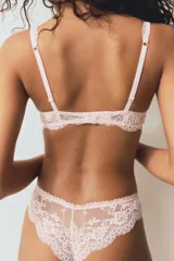 Soutien push-up de encaje color rosado con aros, copas con relleno, tirantes ajustables y detalle de encaje en los tirantes y la banda inferior.