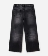 Pantalón de jean negro con efecto desgastado, de corte wide leg, con cintura con pasadores, cierre frontal con botón y cremallera, y bolsillos funcionales.