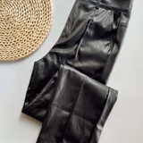 Pantalón de ecocuero negro, de corte recto y tiro alto.