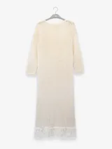 Vestido midi marrón de punto abierto con sutil brillo de lúrex y flecos en el ruedo.