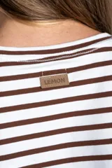 Remera de manga larga con diseño de rayas horizontales en color marrón y blanco, confeccionada en algodón con elastano, de corte al cuerpo y cuello redondo.