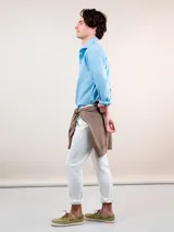 Camisa lisa de hombre color celeste, confeccionada en 100% algodón con acabado vintage. Presenta corte regular fit, cuello italiano, cierre con botones, manga larga con puño simple y logo bordado en el pecho.