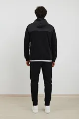 Pantalón jogging de corte slim, con puños elastizados, cintura con cordón ajustable, cierres laterales engomados y bolsillo tipo parche lateral.