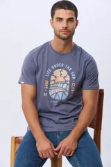 Remera de algodón de calce clásico y cuello redondo, con estampado frontal de temática surf con colores pasteles.