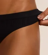 Bombacha tipo bikini de la marca Lov, confeccionada en tejido seamless de poliamida y elastano. Presenta un diseño básico y minimalista, ideal para el uso diario por su comodidad y suavidad al tacto.