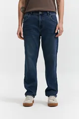 Pantalón de jean corte regular con tiro medio, diseño clásico de cinco bolsillos, cierre frontal con botón y bragueta, y pasacintos en la cintura.