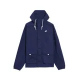 Campera con capucha Nike Club Bowline color azul marino, con cierre frontal con botones a presión, dos bolsillos frontales con solapa y logo bordado en blanco en el pecho.