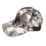 Gorra tipo cap con estampado estilo camuflado o tie-dye en tonos blanco, gris y negro. Cuenta con estructura de paneles y visera curva.