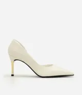 Zapato de tacón alto modelo scarpin color blanco marfil, con punta fina alargada, escote profundo y taco fino con detalle metalizado dorado.