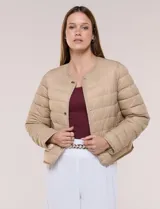 Campera puffer corta acolchada, de diseño reversible y liviano, con cuello redondo y cierre frontal de botones a presión.