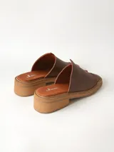 Sandalias marrones de cuero texturizado con diseño de tira ancha en el empeine y separación para el dedo, taco cuadrado bajo y suela plataforma.