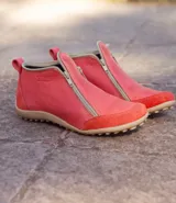 Zapatito marrón de cuero con puntera de gamuza, cierre frontal con cremallera y tirador trasero.