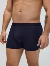 Pack de dos calzoncillos bóxer largos, uno negro y otro azul marino, confeccionados en algodón y elastano, con elástico personalizado en la cintura.