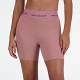 Short deportivo New Balance color rosa con cintura elástica con logo de la marca.