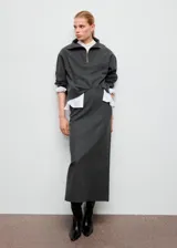 Falda midi gris de corte recto, con tiro alto y diseño clásico.