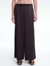 Pantalón de tiro alto con cintura elastizada, de corte recto y silueta fluida.