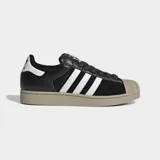 Championes Adidas Superstar II, color negro con las tres bandas características en blanco y suela de goma en tono tostado con la clásica puntera de goma.