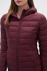 Campera puffer negra de nylon, con cierre frontal y cuello alto.