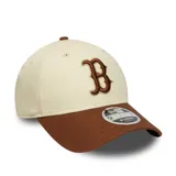 Gorro New Era 9FORTY ajustable, color beige con visera marrón chocolate. Presenta el logo bordado de los Boston Red Sox en color marrón.