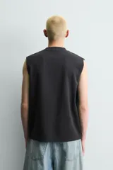 Camiseta tank negra con efecto lavado, cuello redondo y manga sisa, de corte relaxed fit.