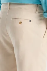Short de gabardina color beige con diseño texturado, tiro medio y bolsillos laterales.