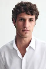 Camisa blanca de manga larga con tratamiento de fácil planchado, cuello inglés y corte regular fit.