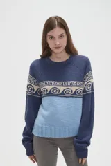 Sweater de tejido de punto con diseño jacquard, cuello redondo y mangas largas. Presenta una combinación de bloques de color azul marino y celeste con un patrón geométrico en la parte superior.