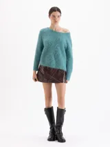 Sweater de tejido de punto con textura peluda, color verde azulado, de corte recto y escote bote.