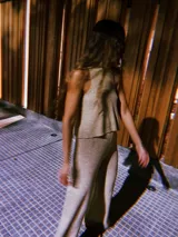 Blusa de punto color beige con lurex, modelo halter y diseño acanalado.