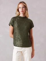 Blusa de cuello redondo y manga corta, completamente cubierta de lentejuelas en color marrón oscuro. Presenta un diseño de corte recto y forro interno a tono.