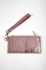 Billetera tipo sobre color plateado con diseño acolchado en forma de chevron. Incluye una correa de muñeca extraíble y cierre superior metálico.