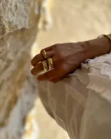 Anillo plateado de bronce, alpaca y plata 925, con forma irregular y textura rústica.