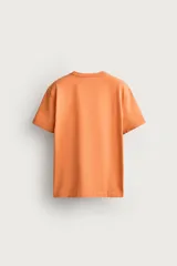 Camiseta básica de corte regular fit, con cuello redondo y mangas cortas de color blanco.