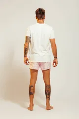 Short de baño rosado con estampado tropical de palmeras y vehículos, con cintura elástica con cordón ajustable.