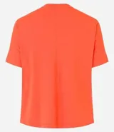 Remera básica de viscosa color naranja, con cuello redondo y mangas cortas cuadradas sin sisas.