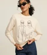 Saco de algodón color crema con cuello redondo y mangas largas. Tiene rib en cuello, puños y bajo. Cuenta con bordado delantero de mujeres fashionistas.