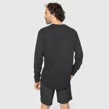 Polerón gris de algodón orgánico, corte regular y cuello redondo.