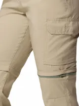 Pantalón convertible Columbia modelo Silver Ridge Utility de color beige, con bolsillos cargo laterales y perneras desmontables mediante cremallera para convertirlo en short.