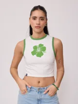 Musculosa ajustada color blanco con cuello y sisas ribeteadas en verde. Presenta un estampado frontal de una flor de hibisco verde y la palabra "Rusty" escrita en cursiva.