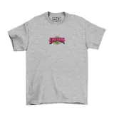 Remera de algodón color gris melange, con estampa pequeña en el centro del pecho que presenta el logo de la marca en colores rosa y verde.