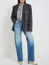 Blazer a cuadros gris con corte recto, seis botones dorados, mangas largas y solapas de muesca.