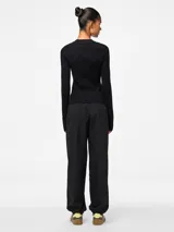 Campera de punto acanalado con cuello alto y cierre frontal completo. Presenta un diseño de ajuste entallado, mangas largas y confección en tejido de viscosa, poliéster y nylon.