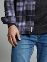 Camisa de franela de manga larga con estampado a cuadros en tonos marrón, naranja y blanco.