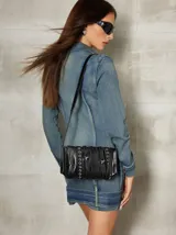 Bandolera negra de cuero con múltiples correas con hebillas y ojales metálicos.