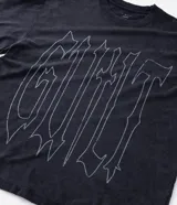 Remera de corte boxy en algodón color negro, con cuello redondo, mangas cortas y estampa frontal con lettering Guilt en color blanco.
