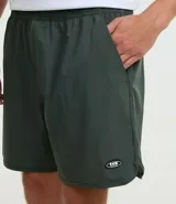 Bermuda masculina de tejido tecnológico en color verde oscuro, con diseño liso, cintura elástica con cordón interno de ajuste, bolsillos laterales y ruedo redondeado.