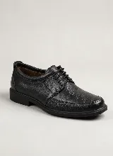 Zapato de vestir tipo derby, confeccionado en cuero vacuno con textura granulada, color negro. Presenta cordones al tono, costuras reforzadas y suela de goma antideslizante.