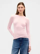 Remera de manga larga confeccionada en tejido rib, con cuello redondo y ajuste al cuerpo.