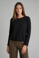Remera de manga larga en color negro, con cuello redondo y corte recto, confeccionada en una mezcla de algodón y elastano.